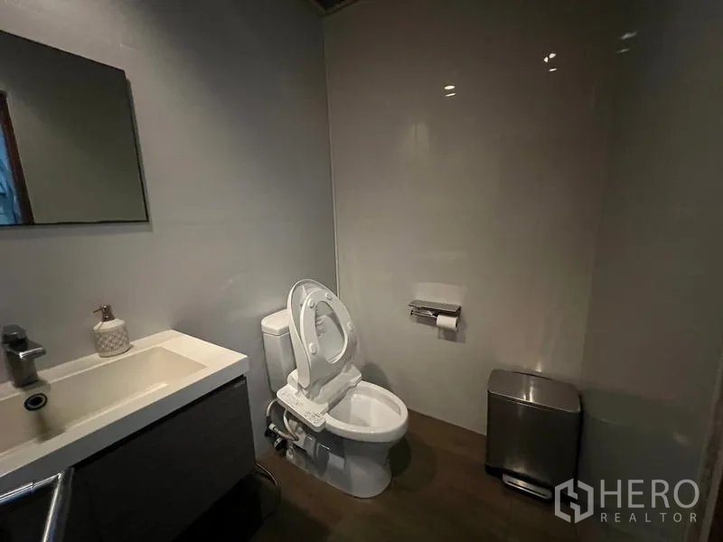 พื้นที่ขายปลีก ให้เช่าในBang Rak, Bangkok - ห้องน้ำสะอาดพร้อมอ่างล้างหน้า โถสุขภัณฑ์ และถังขยะ.