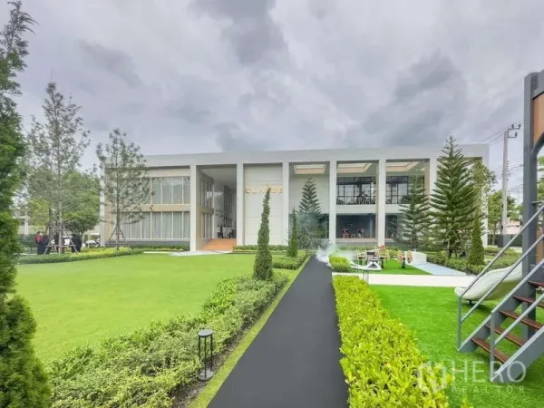 ทาวน์เฮาส์ ให้เช่าในSuan Luang, Bangkok - คลับเฮาส์ของโครงการ รายล้อมด้วยสนามหญ้าและสวนจัดแต่งอย่างสวยงาม