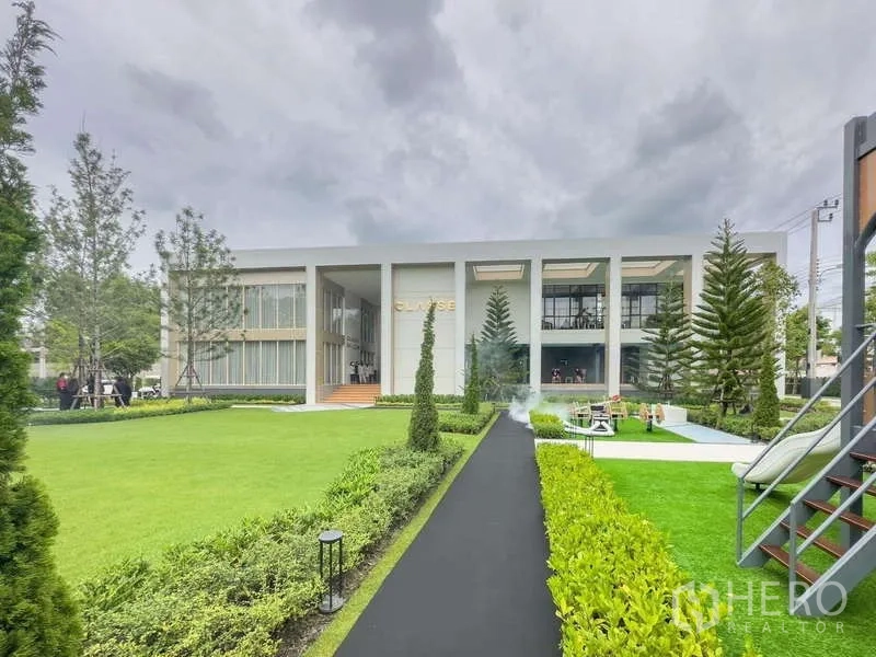 ทาวน์เฮาส์ ให้เช่าในSuan Luang, Bangkok - คลับเฮาส์ของโครงการ รายล้อมด้วยสนามหญ้าและสวนจัดแต่งอย่างสวยงาม