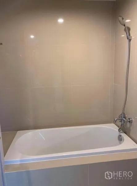 คอนโด ให้เช่าในPathum Wan, Bangkok - ห้องน้ำพร้อมอ่างอาบน้ำและฝักบัวมือถือ ผนังกรุกระเบื้อง