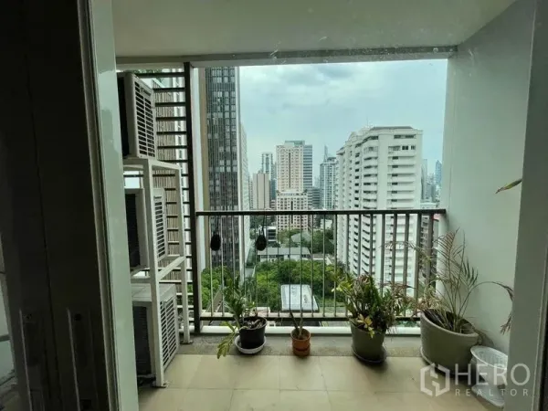 คอนโด ให้เช่าหรือขายในWatthana, Bangkok - ระเบียงส่วนตัวของคอนโดพร้อมกระถางต้นไม้และวิวเมืองตึกสูงพาโนรามา