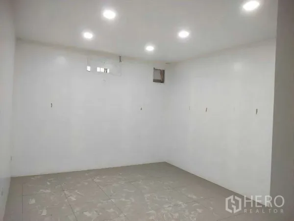 店屋 出售在Phra Khanong, Bangkok - 明亮白色房间，嵌灯与地砖。