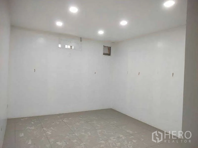 店屋 出售在Phra Khanong, Bangkok - 明亮白色房间，嵌灯与地砖。