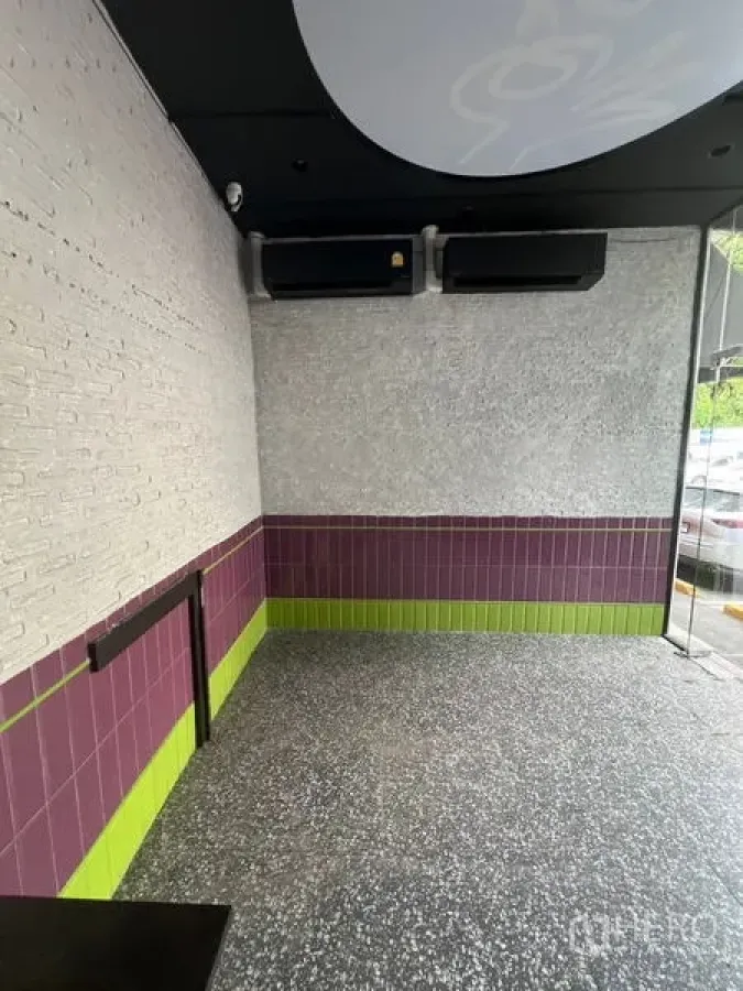 พื้นที่ขายปลีก ให้เช่าในWatthana, Bangkok - พื้นที่กะทัดรัดผนังลายอิฐ หน้าต่างกระจกมุม รับแสงธรรมชาติ