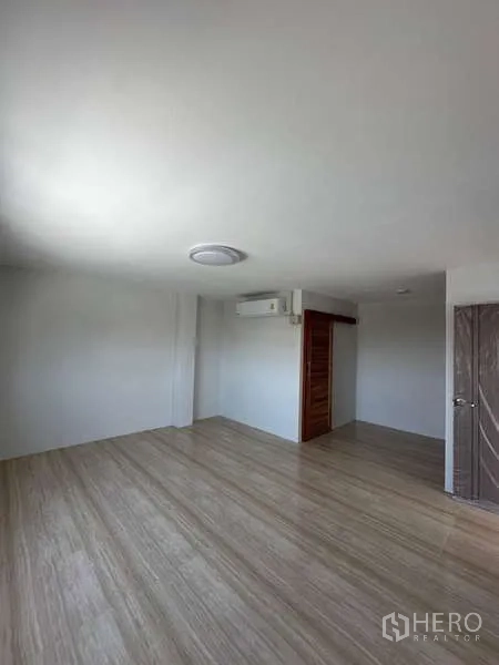 Warehouse for sale in Lat Lum Kaeo, Pathum Thani - Air-conditioned office room with wood door and light wood-look flooring.