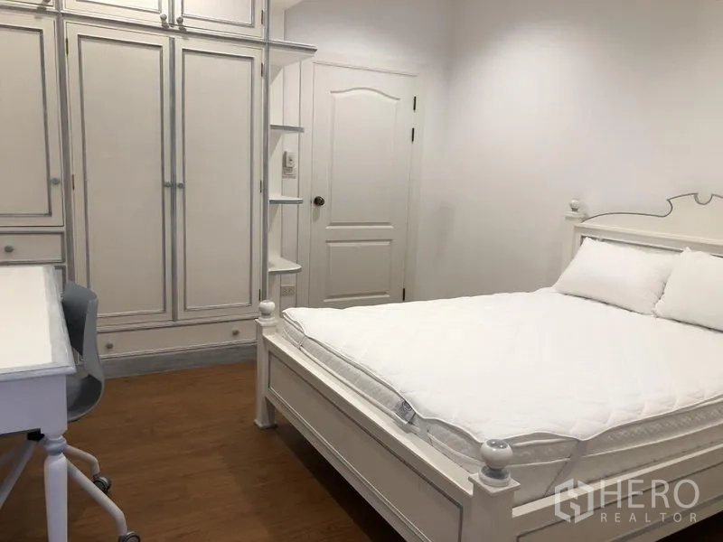 บ้าน ให้เช่าในMueang Samut Prakan, Samut Prakan - ห้องนอนเตียงสีขาว ตู้บิลท์อิน โต๊ะทำงาน และพื้นไม้