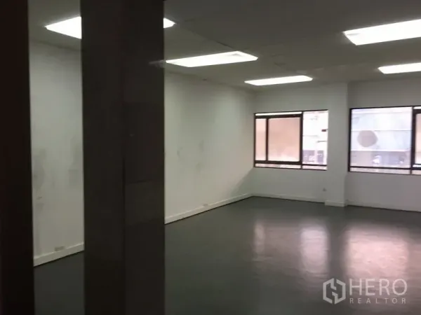 สำนักงานที่บ้าน ให้เช่าในHuai Khwang, Bangkok - พื้นที่ออฟฟิศกว้าง ผนังสีอ่อนและหน้าต่างหลายบานรับแสงธรรมชาติ.