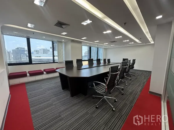 สำนักงาน ให้เช่าในWatthana, Bangkok - ห้องประชุมใหญ่รองรับประมาณ 15 ที่นั่ง โต๊ะยาว เก้าอี้ผู้บริหาร และวิวสกายไลน์