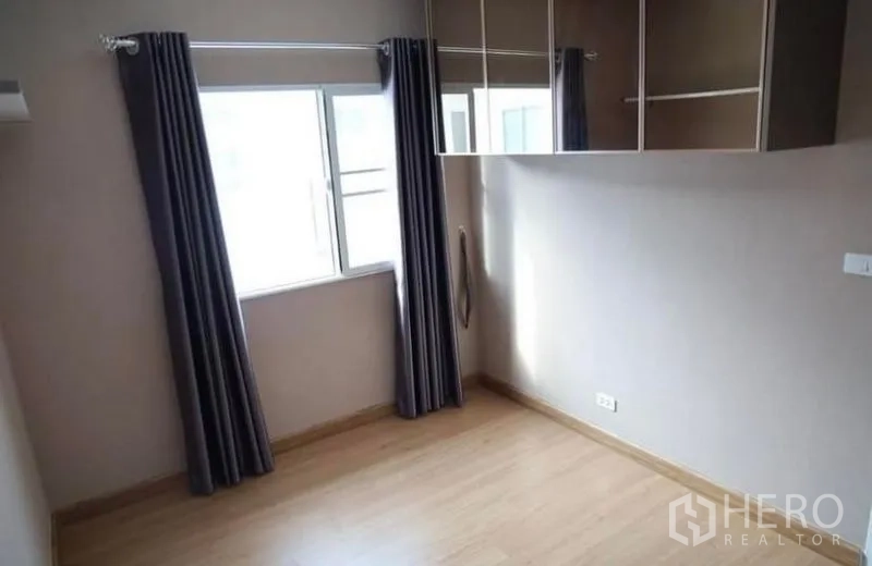Detached House for rent in Suan Luang, Bangkok - Bright spare room with window, wall-mounted storage cabinets and curtains.