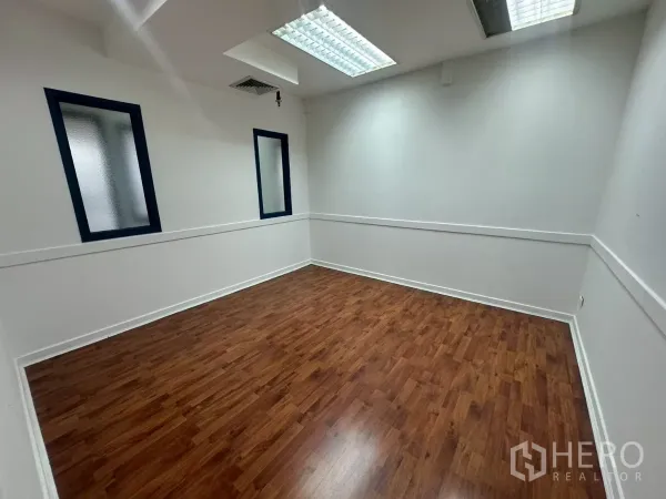 สำนักงาน ให้เช่าในKhlong Toei, Bangkok - ห้องประชุมสว่าง พื้นไม้ หน้าต่างฝ้า และไฟฟลูออเรสเซนต์