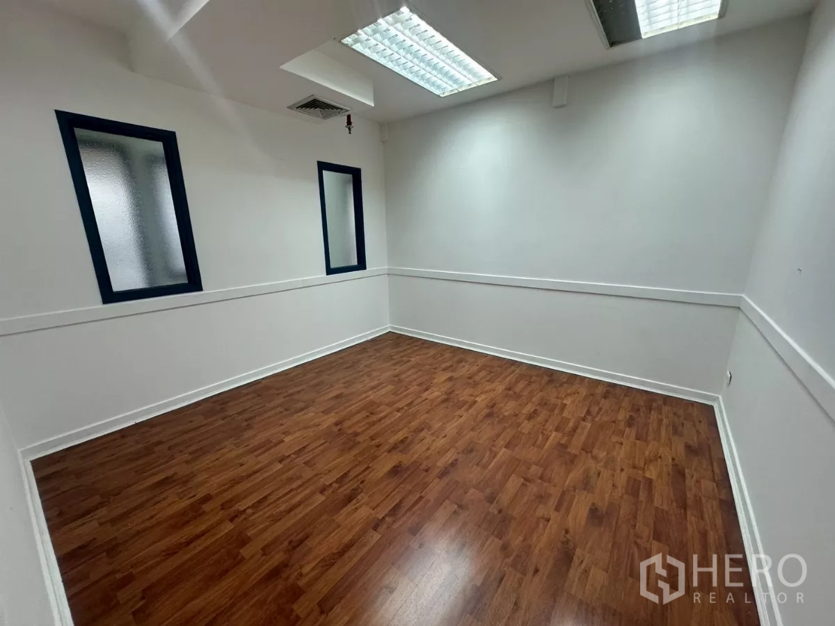 สำนักงาน ให้เช่าในKhlong Toei, Bangkok - ห้องประชุมสว่าง พื้นไม้ หน้าต่างฝ้า และไฟฟลูออเรสเซนต์