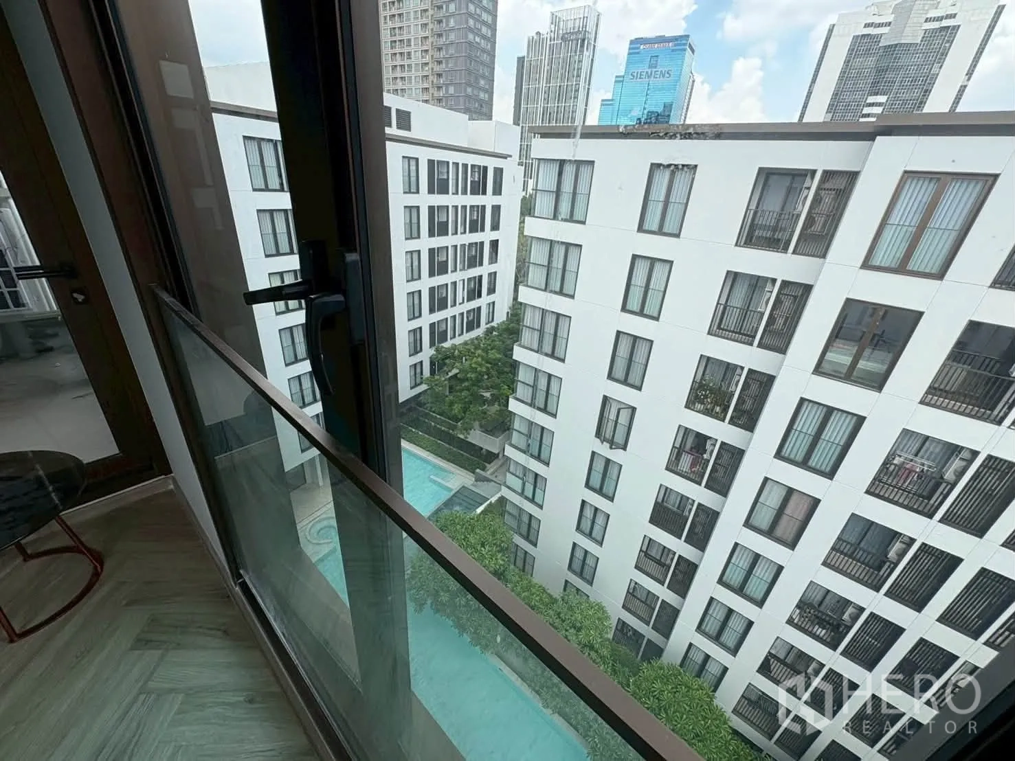 คอนโด for rent in Watthana, Bangkok - วิวจากระเบียงมองเห็นสระว่ายน้ำและอาคารโดยรอบ