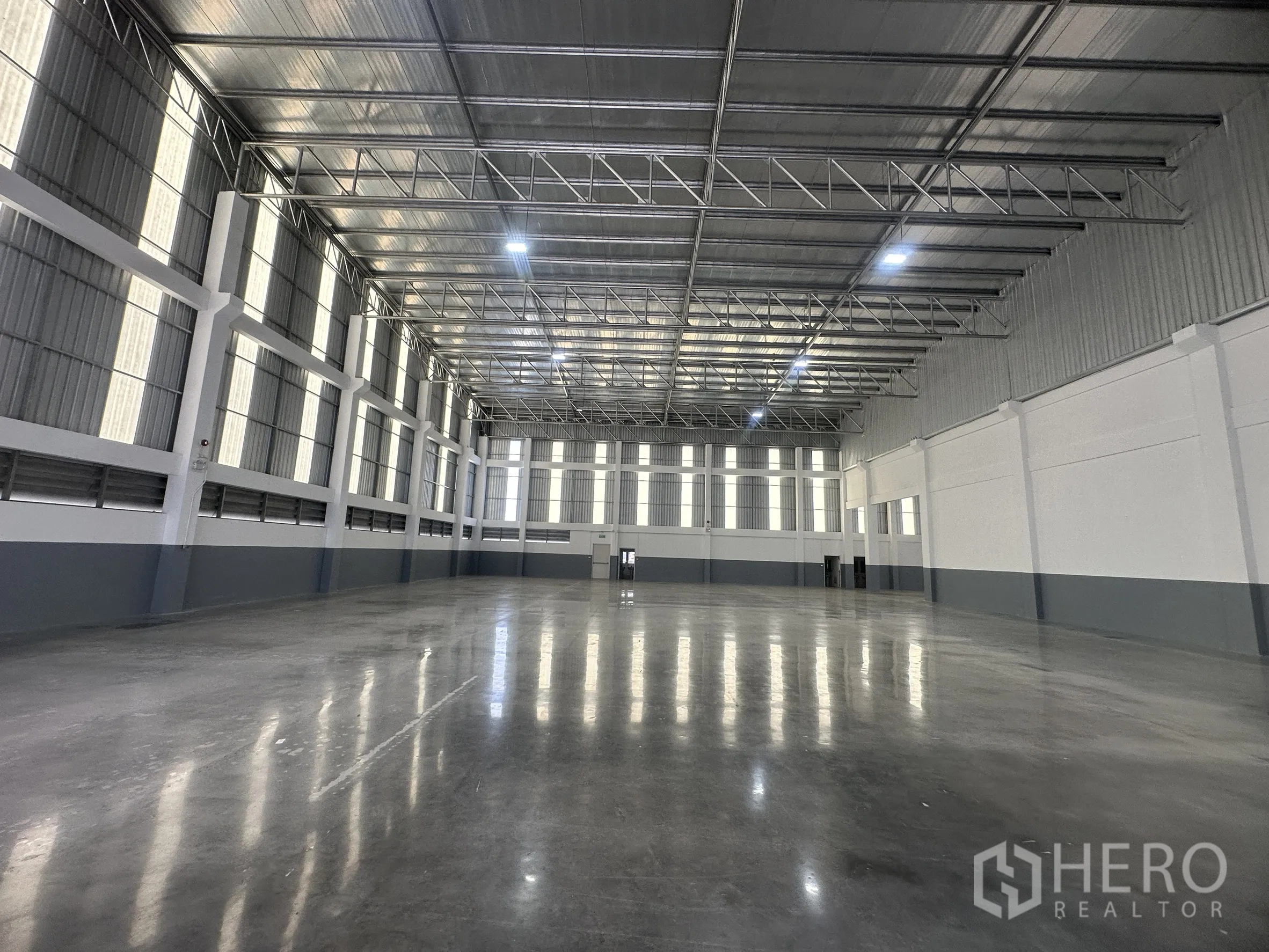 โกดัง for rent in Mueang Samut Prakan, Samut Prakan - ฮอลล์โกดังมีช่องแสงแนวสูง โครงหลังคาเหล็ก และพื้นขัดมัน