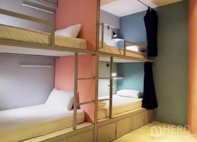 พื้นที่ขายปลีก ให้เช่าในKhlong Toei, Bangkok - เตียงแคปซูลสีสันสดพร้อมบันไดและไฟอ่านหนังสือ