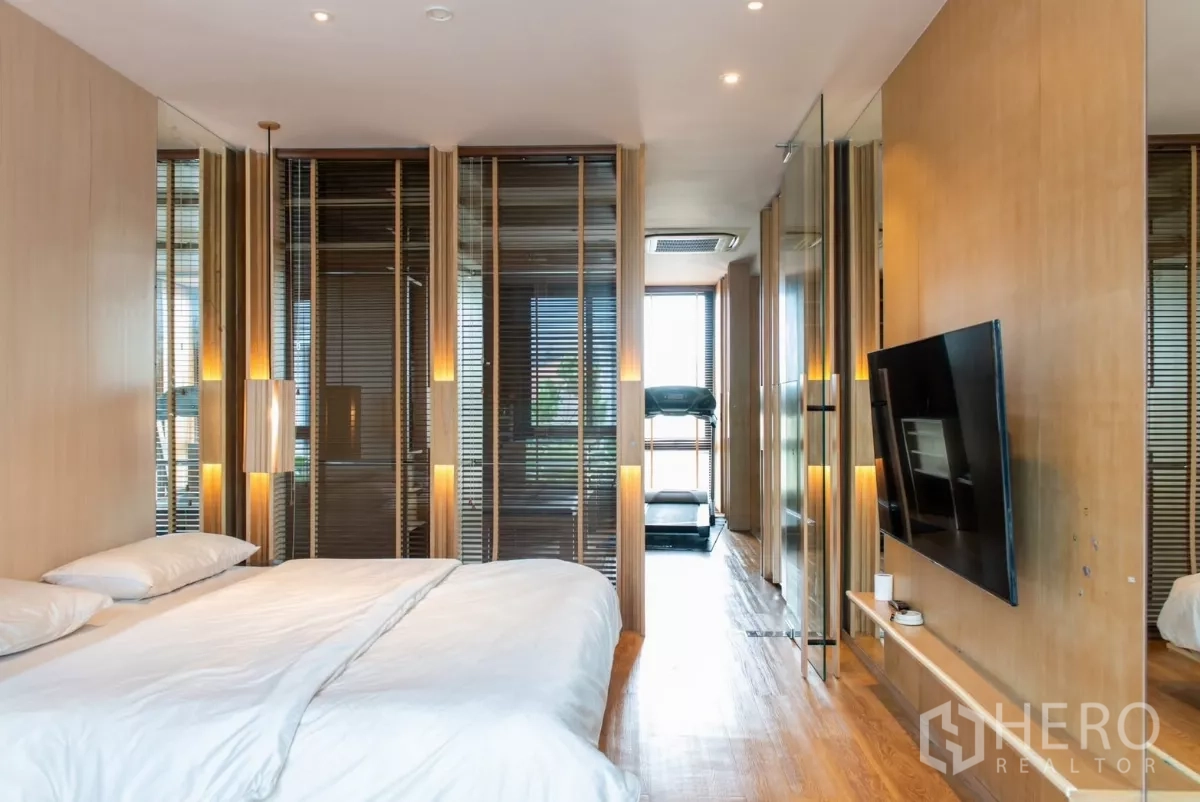 ทาวน์เฮาส์ ให้เช่าในLat Phrao, Bangkok - โถงมาสเตอร์พร้อมเตียง ทีวี และลู่วิ่งริมหน้าต่าง