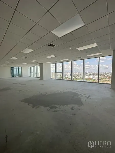 Office Space for rent in Bang Na, Bangkok - Open‑plan corner office with floor‑to‑ceiling windows and Bangkok skyline views in Bang Na.