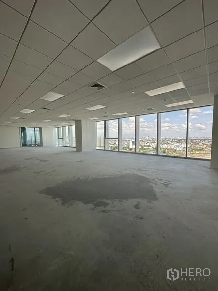 Office Space for rent in Bang Na, Bangkok - Open‑plan corner office with floor‑to‑ceiling windows and Bangkok skyline views in Bang Na.