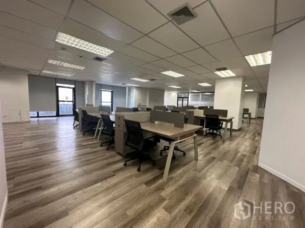 办公空间 出租或出售在Din Daeng, Bangkok - 宽敞开放式办公区，设多组工位、办公椅与大面积采光窗。