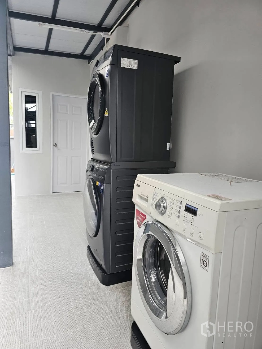 独栋房屋 for rent or sale in Bang Phli, Samut Prakan - 带顶棚洗衣区，配洗衣机和叠放式烘干机。