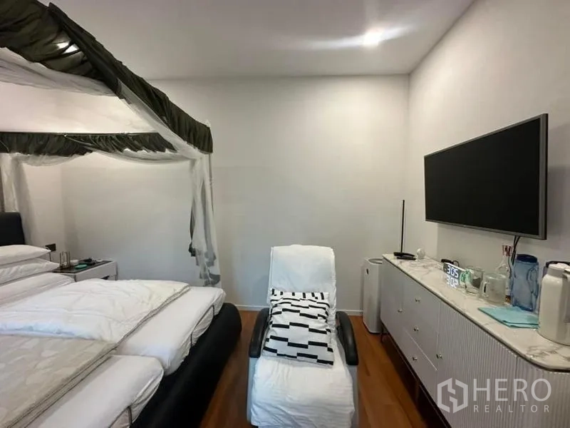 Detached House for sale in Saphan Sung, Bangkok - Bedroom with wooden bunk bed, big windows and garden access.