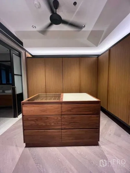 คอนโด ให้เช่าในSathon, Bangkok - วอล์กอินคลอเซ็ตกว้าง ตู้ไม้รอบด้านและไอส์แลนด์ลิ้นชัก พร้อมพัดลมเพดาน