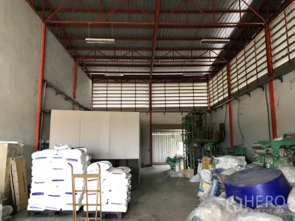 Warehouse for rent in Lat Lum Kaeo, Pathum Thani - Spacious warehouse interior with high steel truss roof, louvered ventilation panels and concrete flooring.