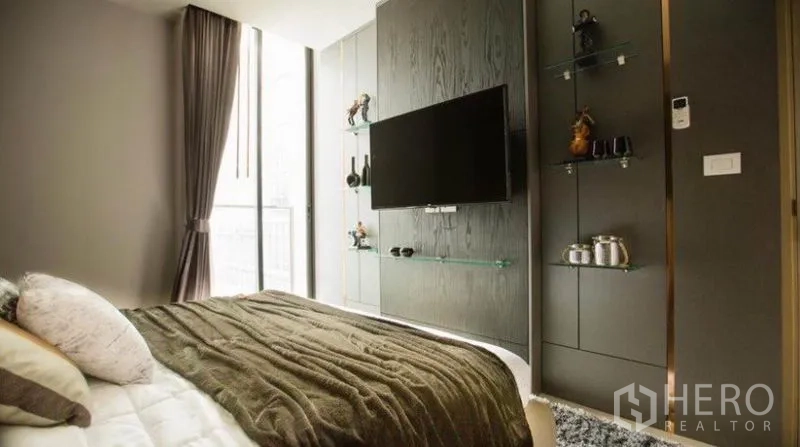 คอนโด ให้เช่าในPathum Wan, Bangkok - มุมมองไปยังผนังทีวีชั้นกระจกและแสงจากระเบียงในห้องนอนที่สอง