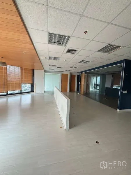 สำนักงาน ให้เช่าในBang Na, Bangkok - ออฟฟิศแบบเปิดโล่ง ฝ้าทีบาร์ โทนไม้ ผนังกระจก และมูลี่หน้าต่าง