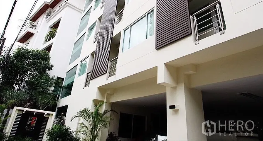 Apartment for sale in Ratchathewi, Bangkok - Modern apartment facade with balconies, sunshades, and covered parking in the Asok area.