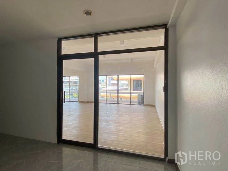 สำนักงาน ให้เช่าในWatthana, Bangkok - ประตูกระจกบานใหญ่ทางเข้าสำนักงาน มองทะลุเห็นพื้นที่โอเพ่นสเปซสว่างไสว.