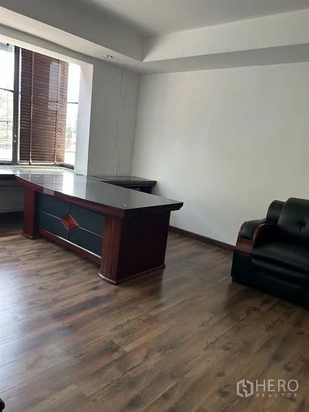 พื้นที่ขายปลีก ให้เช่าในWang Thonglang, Bangkok - พื้นที่ทำงานโล่งพื้นคอนกรีต พร้อมชั้นวางและเคาน์เตอร์บิวท์อิน