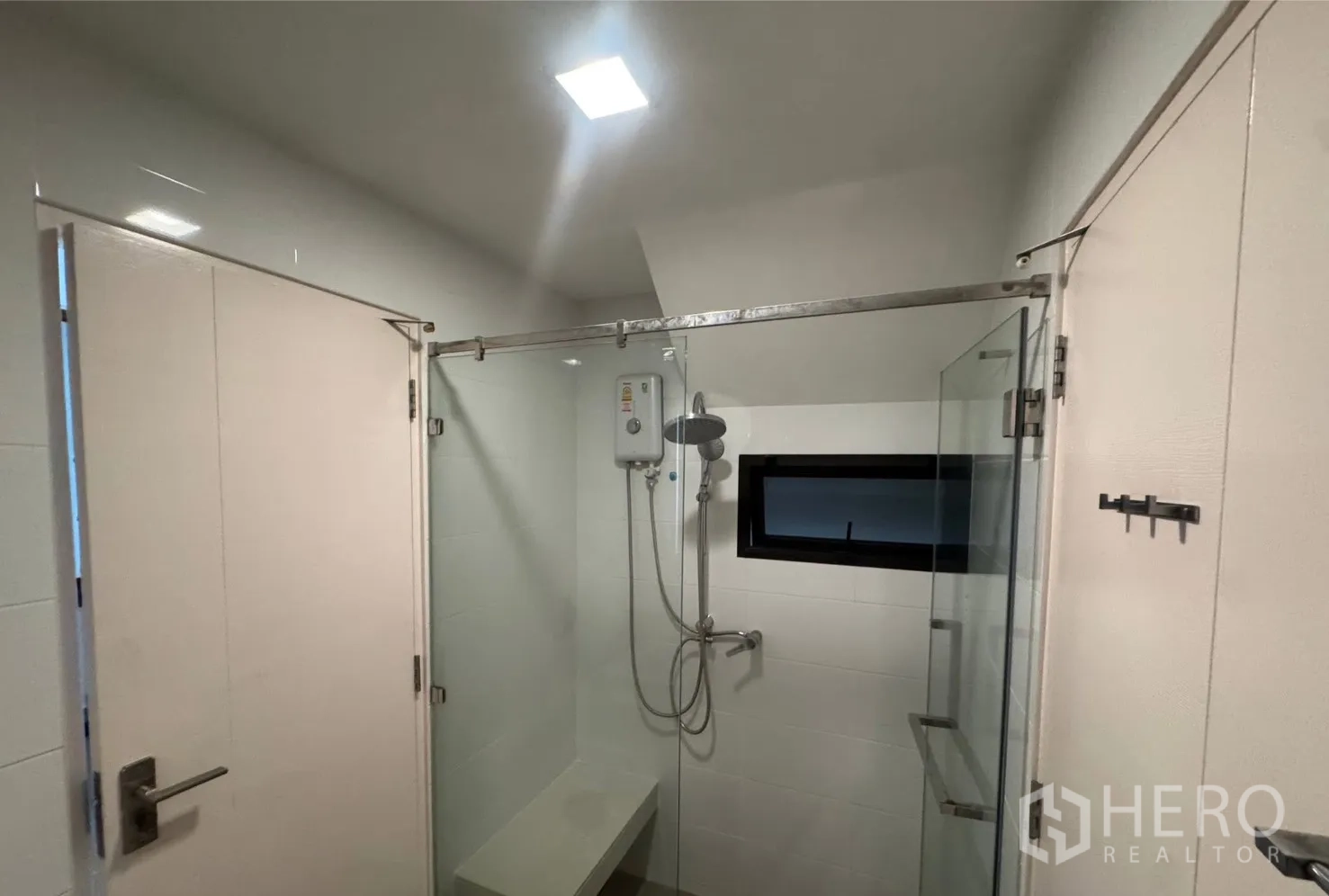 บ้าน for rent in Bang Phli, Samut Prakan - ห้องอาบน้ำพร้อมฉากกั้นกระจก ม้านั่ง และเครื่องทำน้ำอุ่น