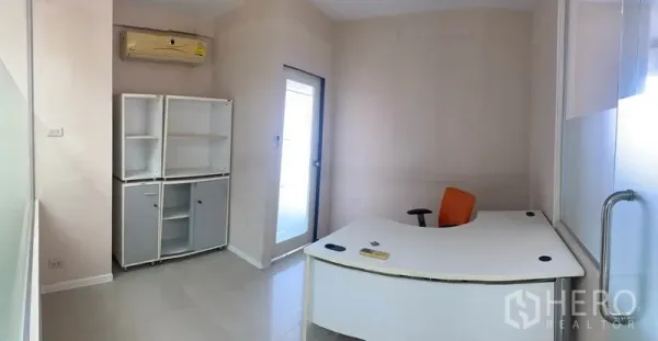 办公空间 出租在Din Daeng, Bangkok - 小型独立办公室，带书架与转角桌，磨砂玻璃隔断。