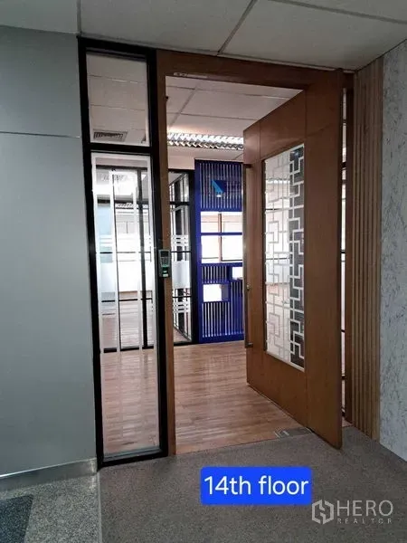 办公空间 出租在Bang Rak, Bangkok - 走廊视角的14层办公室入口，装饰玻璃木门。