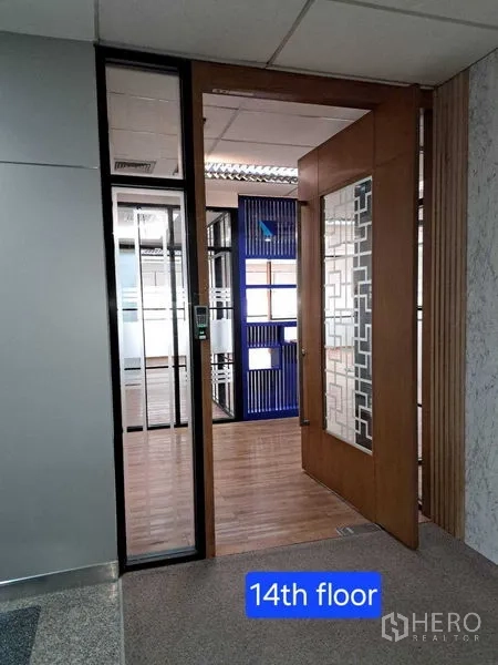办公空间 出租在Bang Rak, Bangkok - 走廊视角的14层办公室入口，装饰玻璃木门。