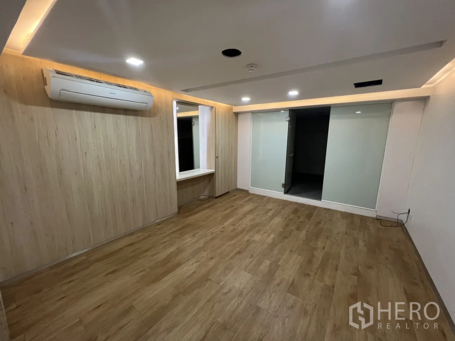 店屋 出租或出售在Watthana, Bangkok - 明亮房间，筒灯照明、磨砂玻璃隔断与木纹地面