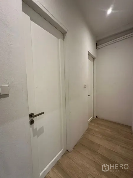 สำนักงานที่บ้าน ให้เช่าในPhra Khanong, Bangkok - ห้องน้ำกะทัดรัด พร้อมอ่างล้างหน้า โถสุขภัณฑ์ และช่องหน้าต่างระบายอากาศ