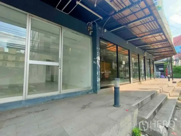 พื้นที่ขายปลีก ให้เช่าในKhlong Toei, Bangkok - พื้นที่ค้าปลีกติดถนน ทางขึ้นบันไดกว้าง มีกันสาด และผนังกระจกเต็มบาน