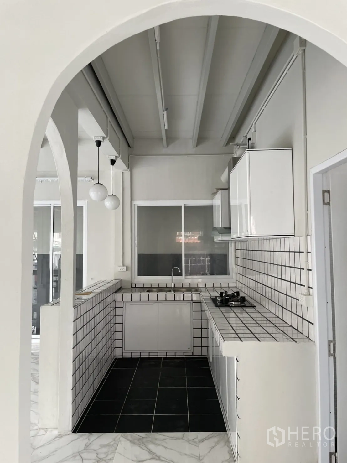 บ้าน ให้เช่าหรือขายในDin Daeng, Bangkok - ครัวบิลต์อิน ทางเข้าโค้ง เคาน์เตอร์กรุกระเบื้อง และโคมแขวน