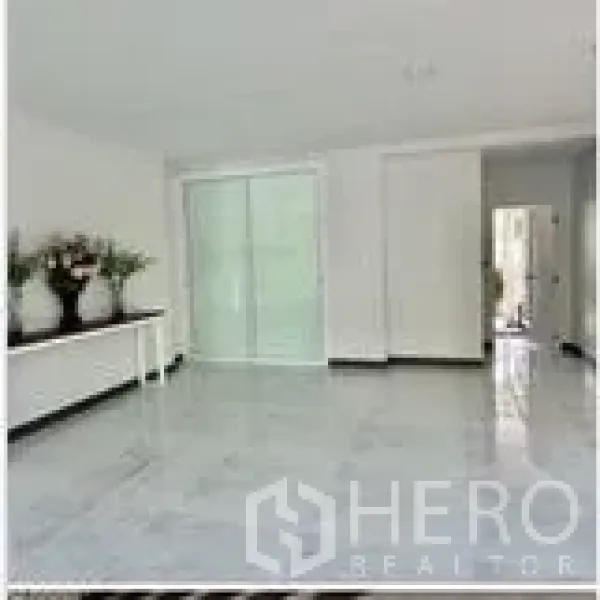 สำนักงานที่บ้าน ให้เช่าในWang Thonglang, Bangkok - ห้องโล่งกว้างพื้นเงางามและประตูกระจกบานเลื่อนเชื่อมพื้นที่ด้านใน