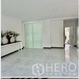 สำนักงานที่บ้าน ให้เช่าในWang Thonglang, Bangkok - ห้องโล่งกว้างพื้นเงางามและประตูกระจกบานเลื่อนเชื่อมพื้นที่ด้านใน