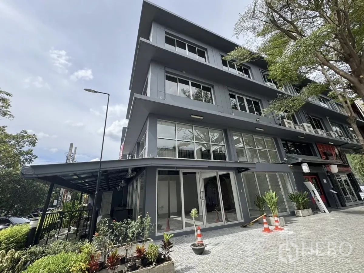 店屋 出租在Wang Thonglang, Bangkok - 王通朗四层转角店屋外观，整面落地窗并设项目内停车位。