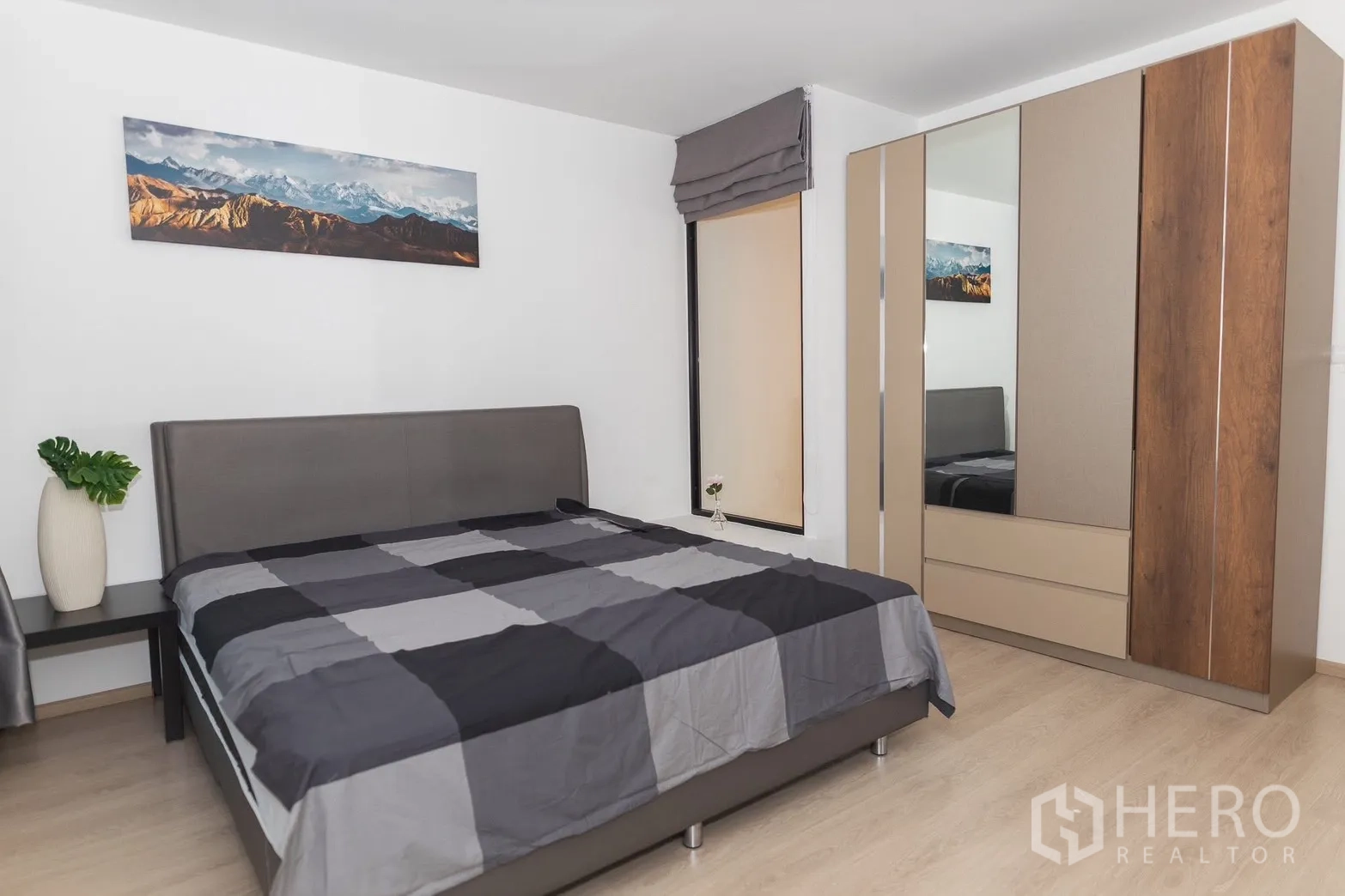 Townhouse for rent in Bang Phli, Samut Prakan - Spacious master bedroom with grey bed and large wardrobe.