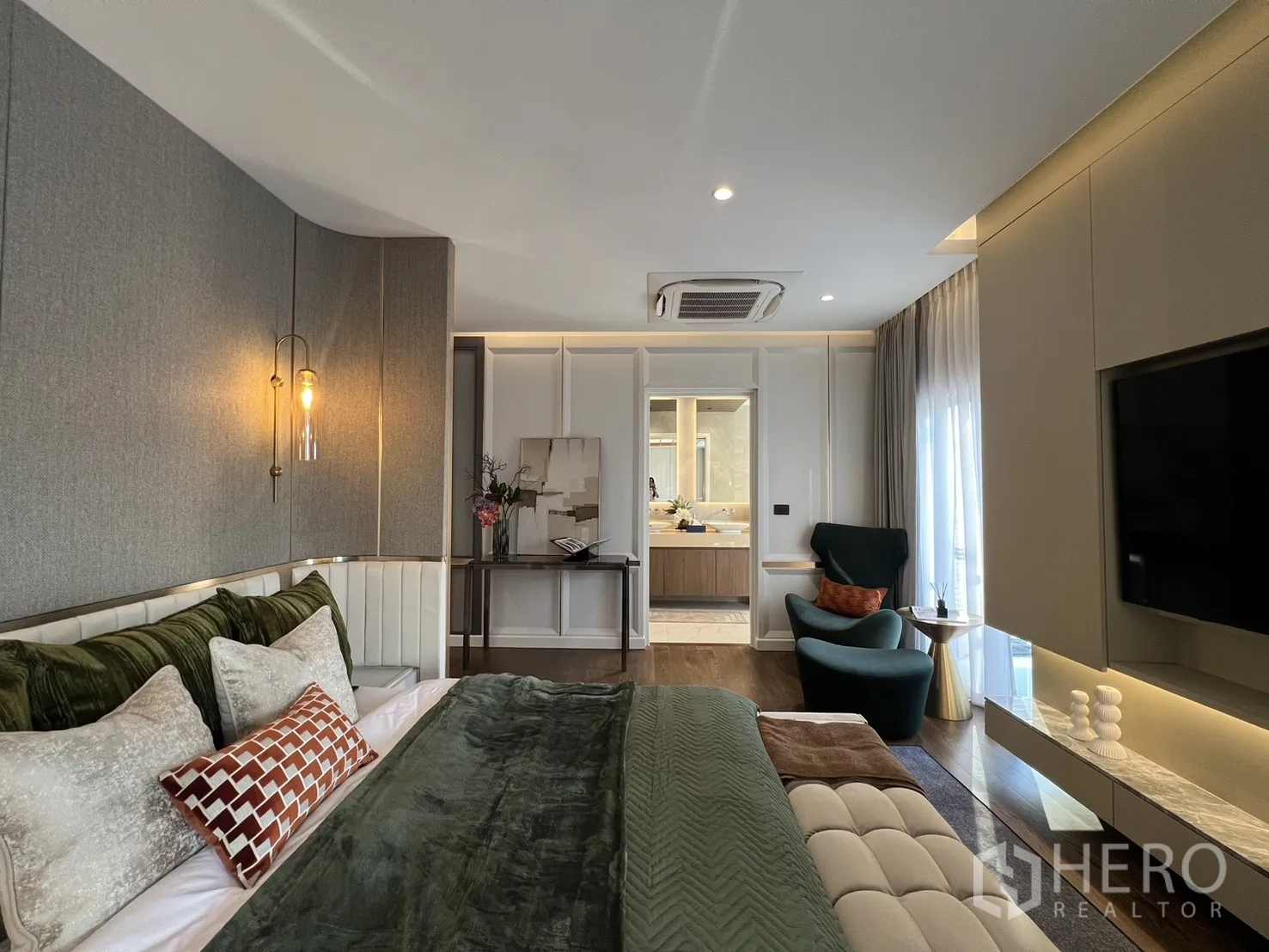 บ้าน ขายในLat Phrao, Bangkok - มุมห้องนอนใหญ่เห็นห้องน้ำในตัว แสงนุ่มนวลและหน้าต่างบานใหญ่