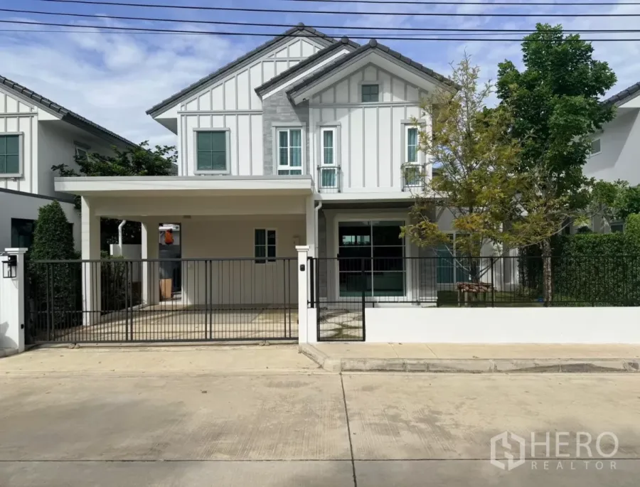 Detached House for rent in Bang Phli, Samut Prakan - Modern two-storey detached house with gated two-car carport and a small front lawn.