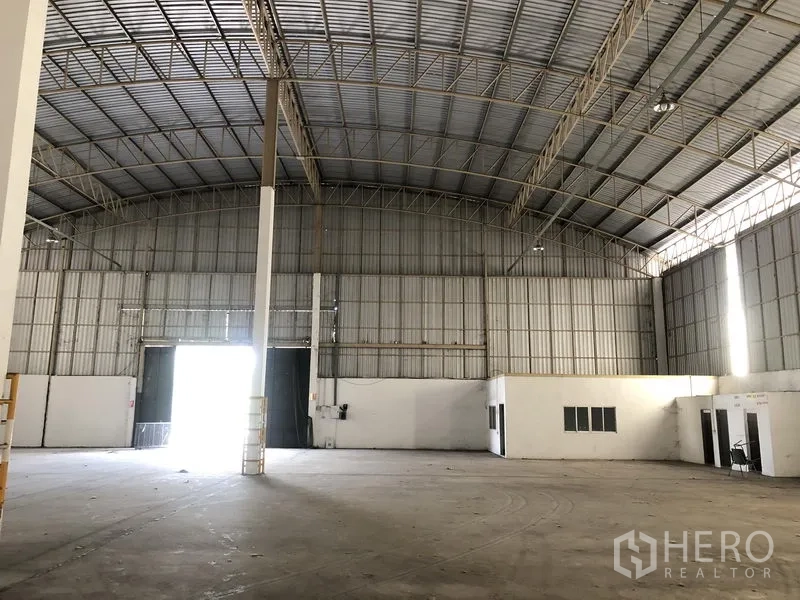 货栈 出租在Phan Thong, Chon Buri - 室内端墙设大型卷闸门，高顶结构并带独立办公区。