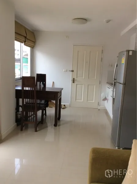 คอนโด ขายในPathum Wan, Bangkok - มุมรับประทานอาหารติดทางเข้าและครัวขนาดกะทัดรัดพร้อมตู้เย็น ในคอนโด 1 ห้องนอนใกล้ BTS สนามกีฬา