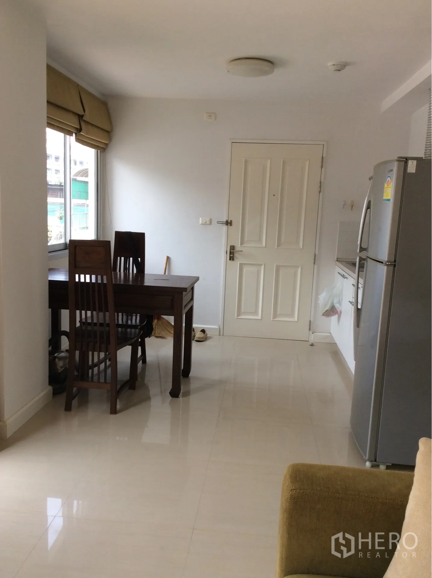 คอนโด ขายในPathum Wan, Bangkok - มุมรับประทานอาหารติดทางเข้าและครัวขนาดกะทัดรัดพร้อมตู้เย็น ในคอนโด 1 ห้องนอนใกล้ BTS สนามกีฬา