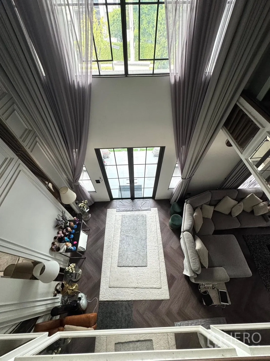 独立式住宅 出售在Mueang Pathum Thani, Pathum Thani - 从楼上俯瞰玄关与客厅布局。