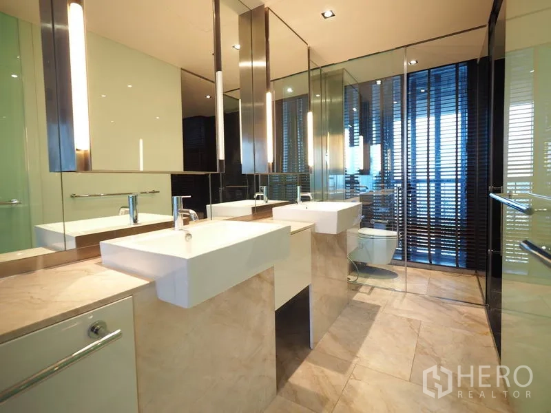 คอนโด ให้เช่าในSathon, Bangkok - ห้องน้ำสไตล์โมเดิร์น อ่างล้างหน้าคู่ ฉากกั้นกระจก และกระจกบานใหญ่